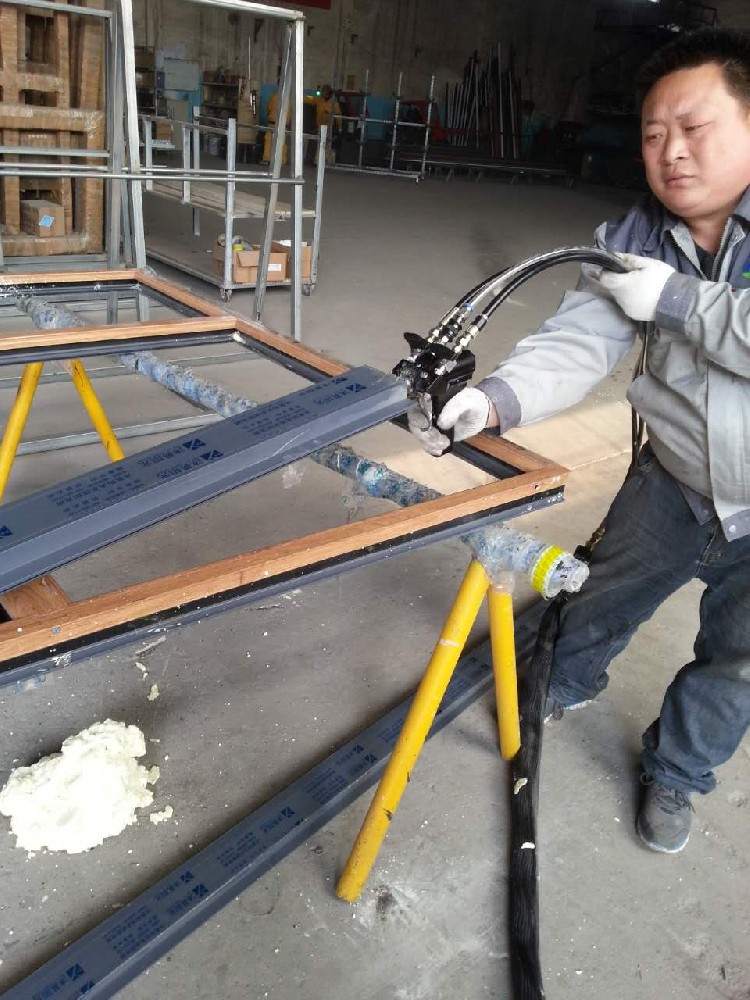 断桥铝新材聚氨酯填充腔体发泡工艺